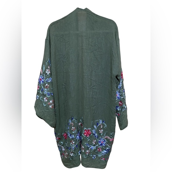 Green OSFA Open Front Floral Embroidered Kimono, Shrug. - Picture 2 of 9